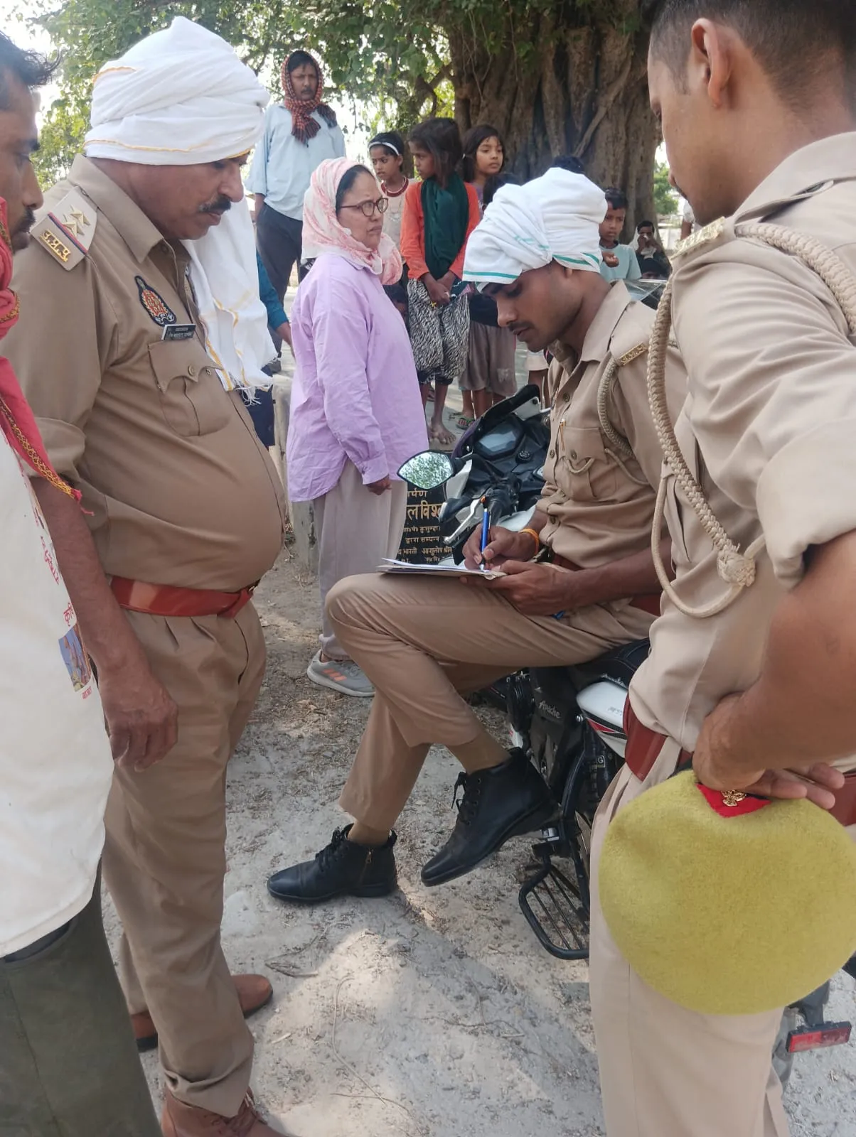 जिलाधिकारी के निर्देश पर प्रशासन की बड़ी कार्रवाई, खलिहान एवं रामलीला मैदान की भूमि से हटाया गया अतिक्रमण