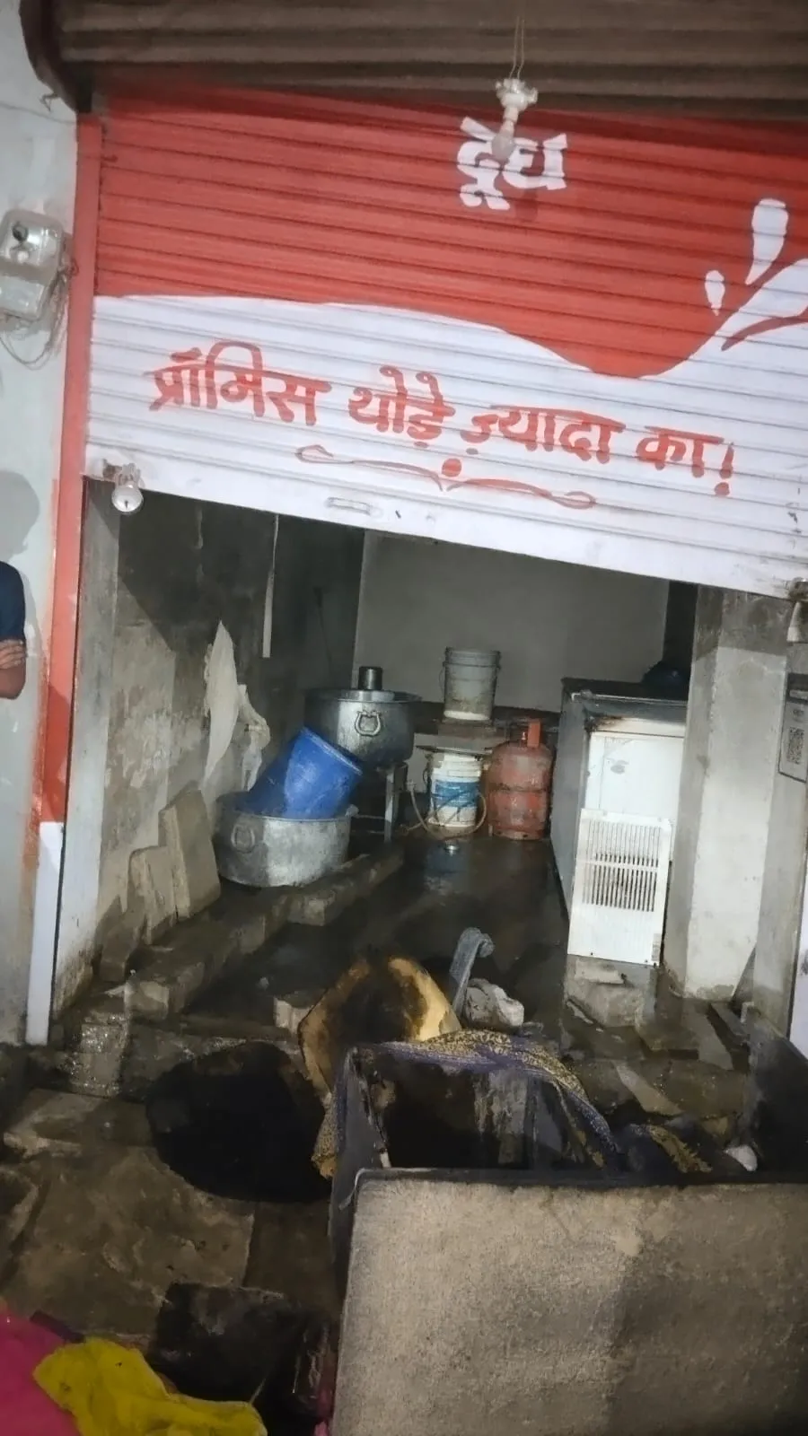 जलते दिए से डेयरी की दुकान में लगी आग, हजारों का सामान जलकर हुआ खाक