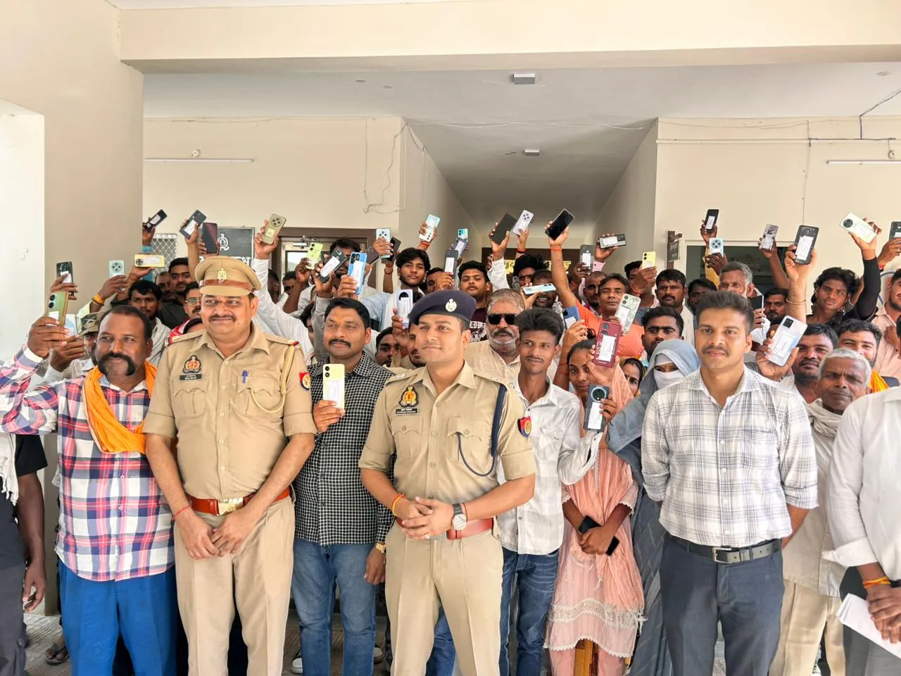 पुलिस ने बरामद किए 105 गुम मोबाइल, स्वामियों को लौटाए