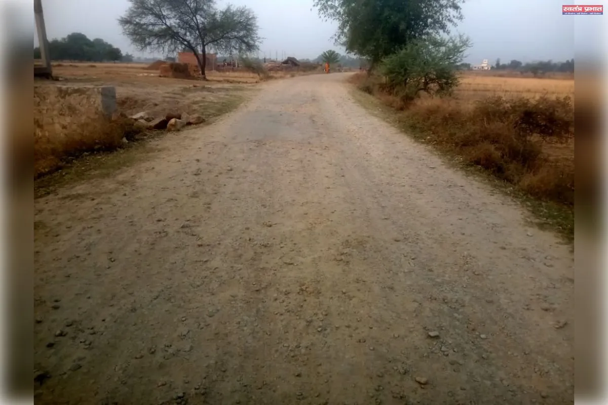 नंगे पांव दर्शनार्थी होते हैं गिट्टी के शिकार सड़कों में निकली पड़ी है गिट्टी।