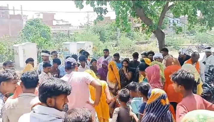 रेलवे ट्रैक किनारे झाड़ियों में मिला युवक का शव, हड़कंप