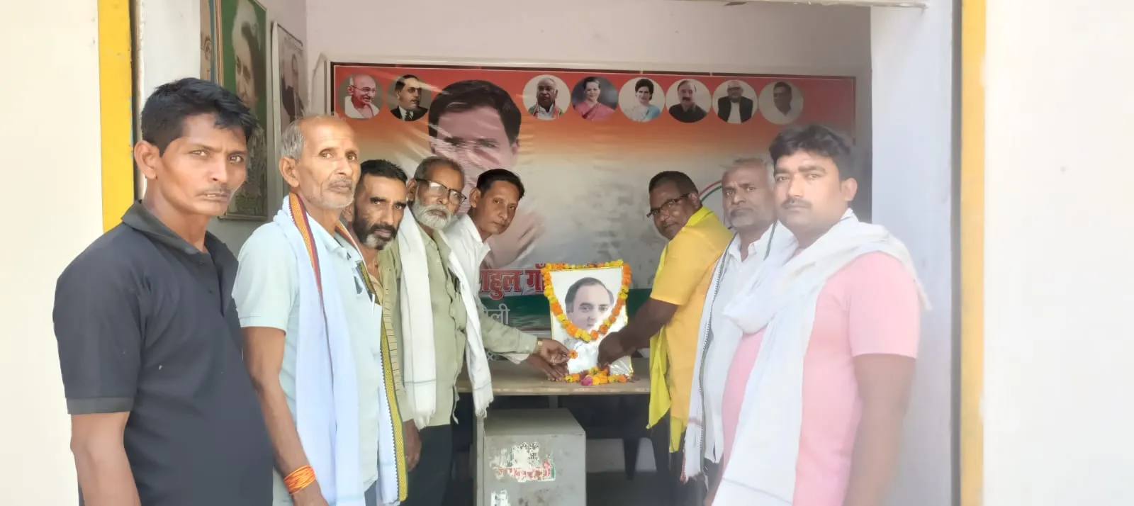 कांग्रेस कार्यकर्ताओं ने राजीव गांधी को दी श्रद्धांजलि