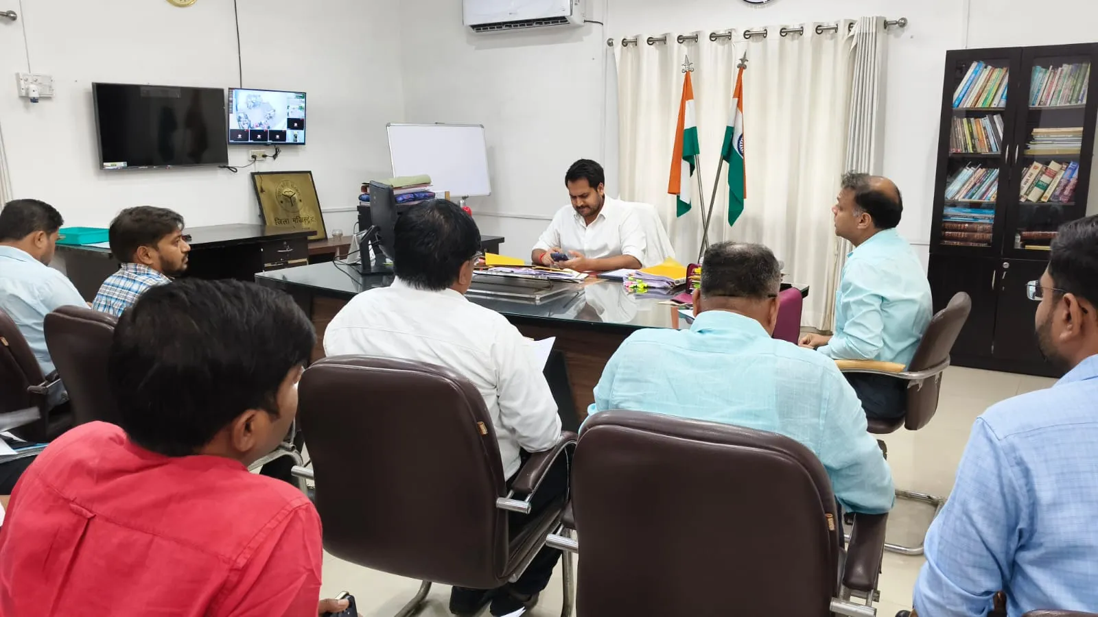 जनपद में औद्योगिक निवेश को गति देने हेतु जिलाधिकारी ने की उच्चस्तरीय समीक्षा बैठक