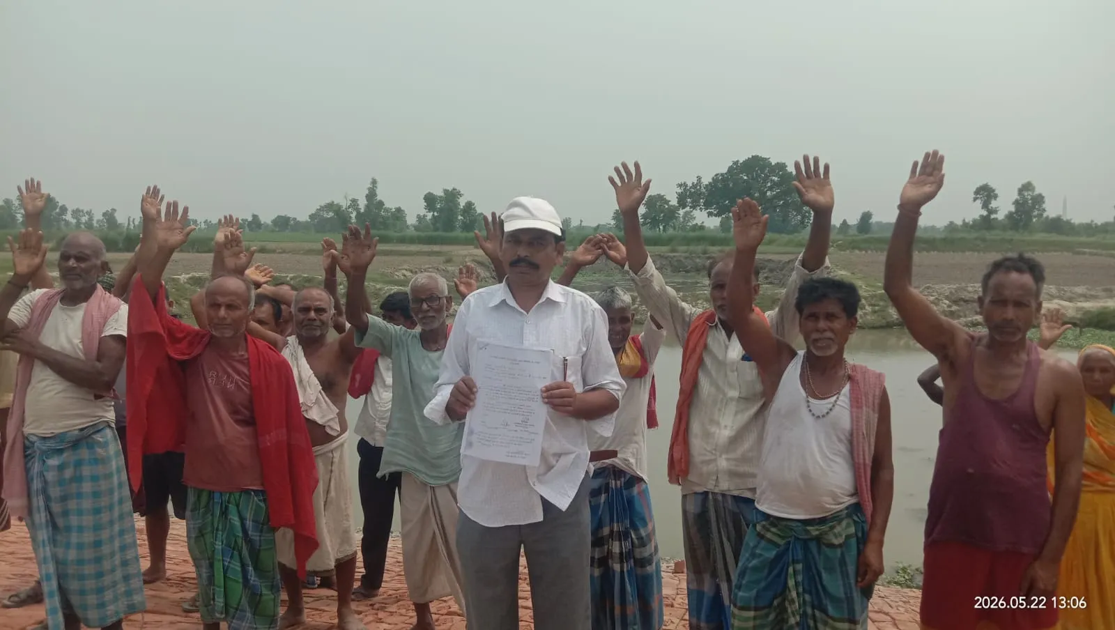 छठ घाट बनवाने को लेकर उपमुखिया और ग्रामीणों ने किया विरोध प्रदर्शन