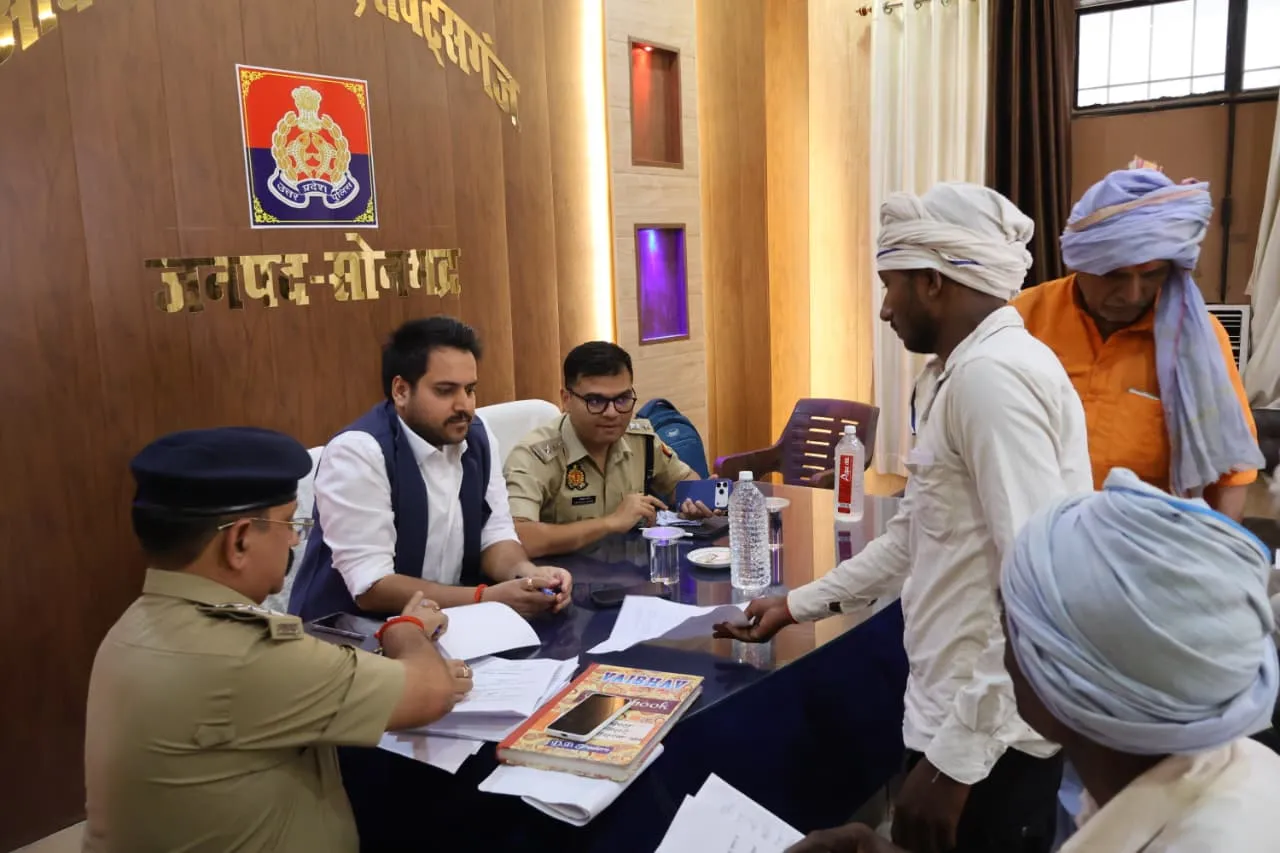 जिलाधिकारी चर्चित गौड़ एवं पुलिस अधीक्षक अभिषेक वर्मा द्वारा थाना रॉबर्ट्सगंज पर सुनी गयी जनसमस्याएं, जनपद के समस्त थानों पर आयोजित हुआ थाना समाधान दिवस