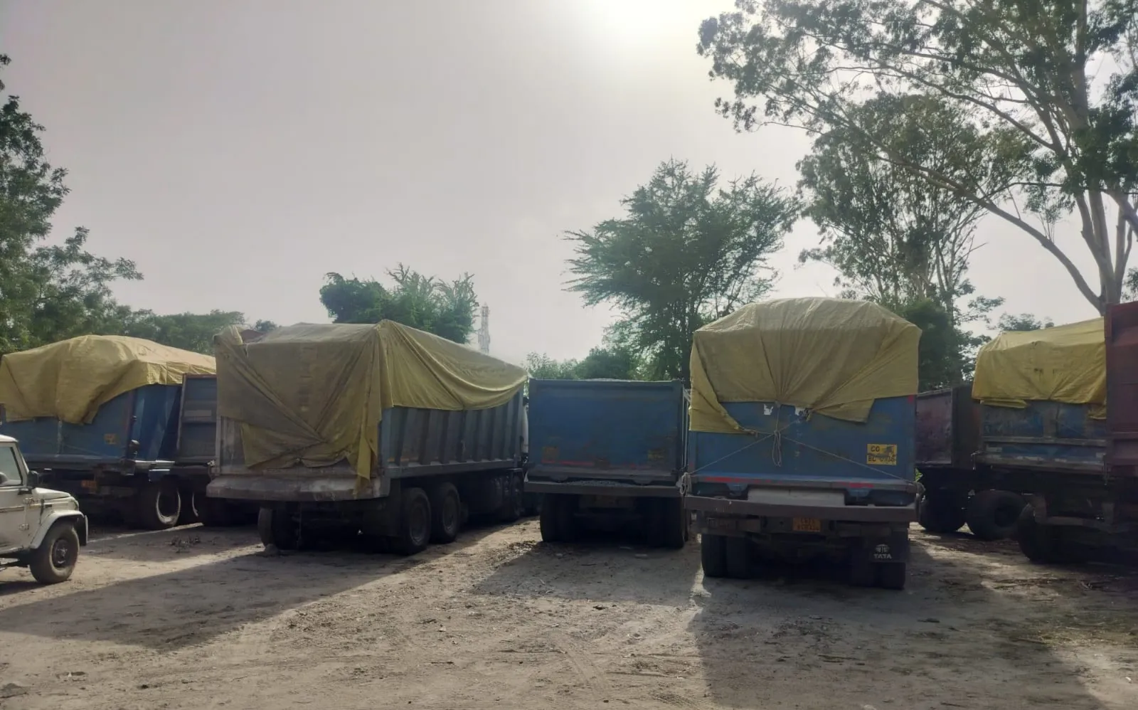 ओवरलोड एवं मानक विहीन भारी वाहनों के विरुद्ध थाना शक्तिनगर पुलिस की बड़ी कार्यवाही, 05 वाहन सीज