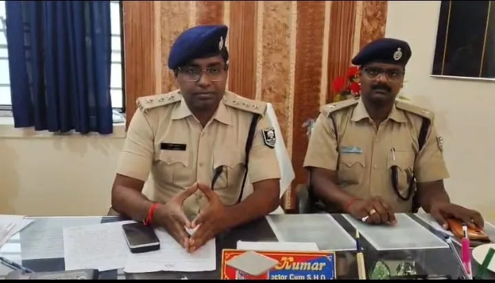कांच के टुकड़े का भय दिखाकर चेन लूट के वारदात के तीन अभियुक्त को पुलिस ने किया गिरफ्तार