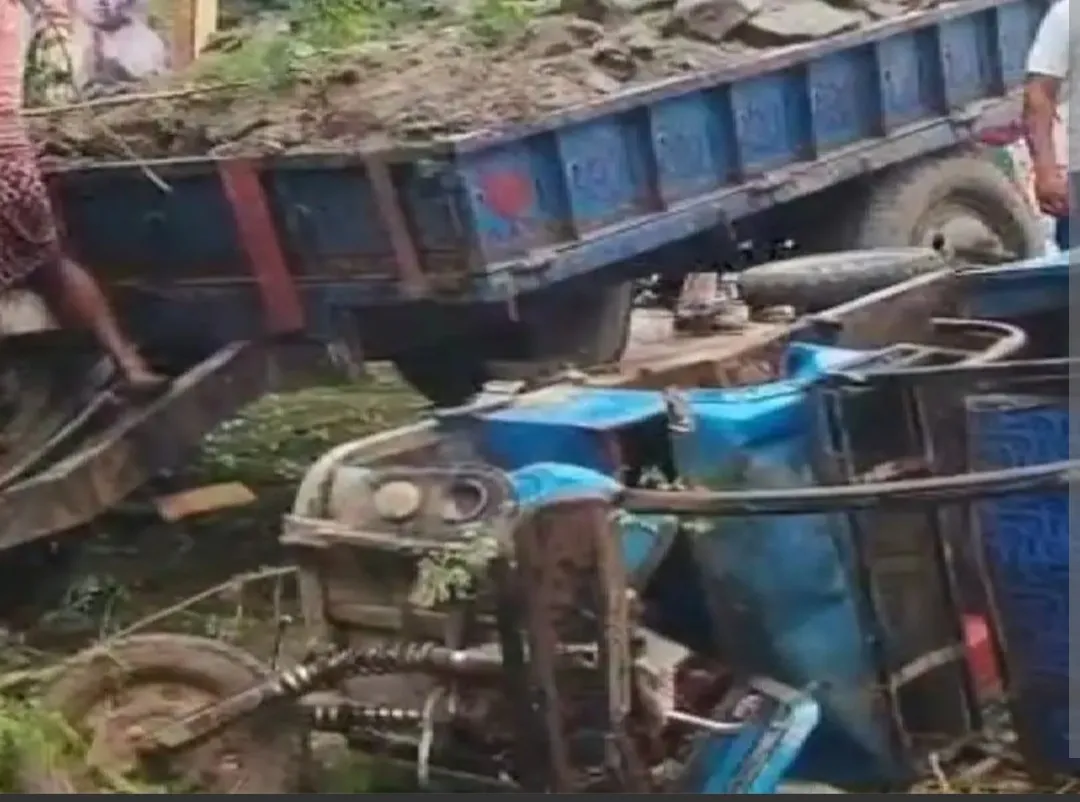 ट्रैक्टर की टक्कर से 11 हजार वोल्ट का पोल टूटा