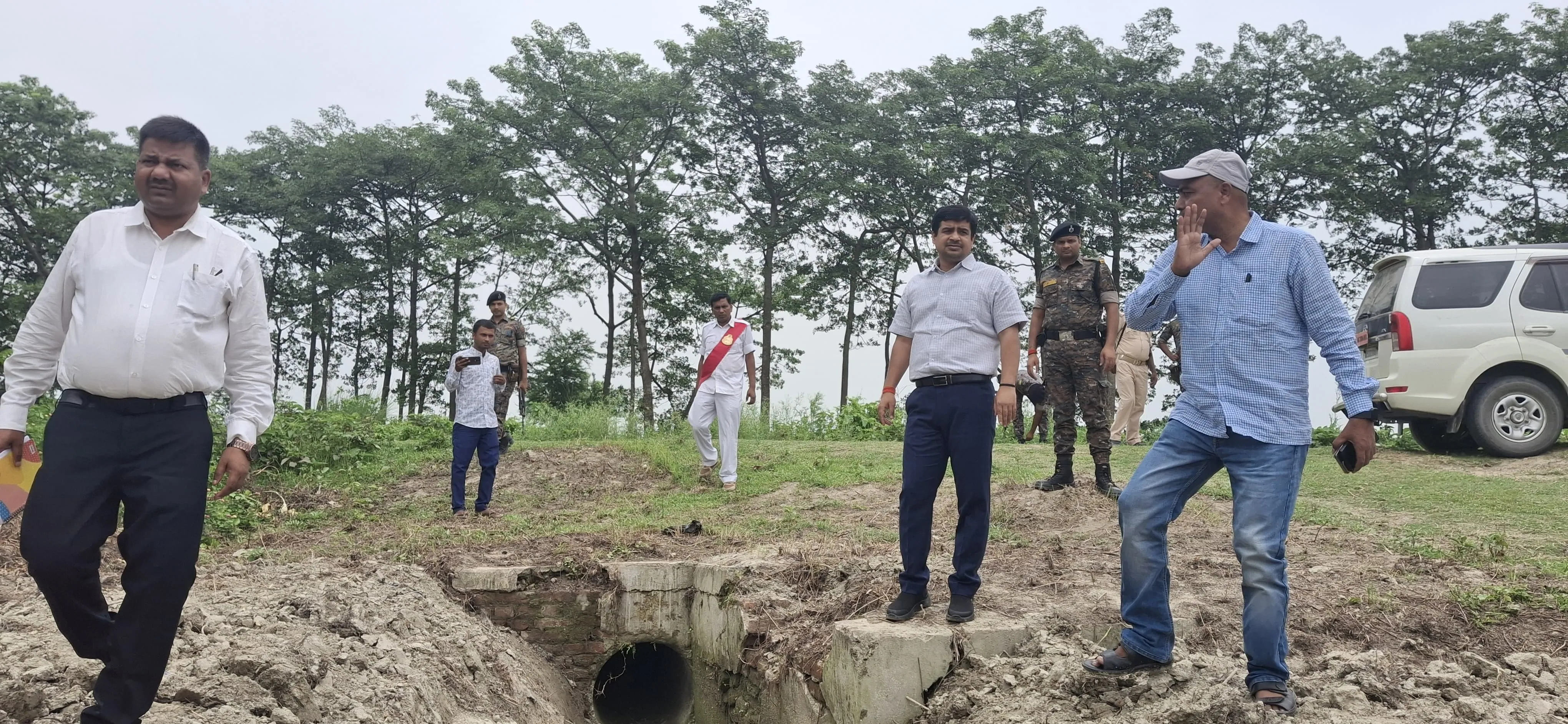 हर खेत तक पहुंचे सिंचाई का पानी, जिलाधिकारी ने कजरा माइनर योजना का किया निरीक्षण