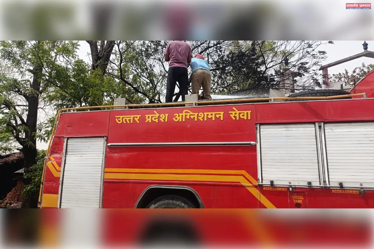 संदिग्ध परिस्थितियों में दुकान में लगी आग लाखों का सामान जलकर हुआ खाक।