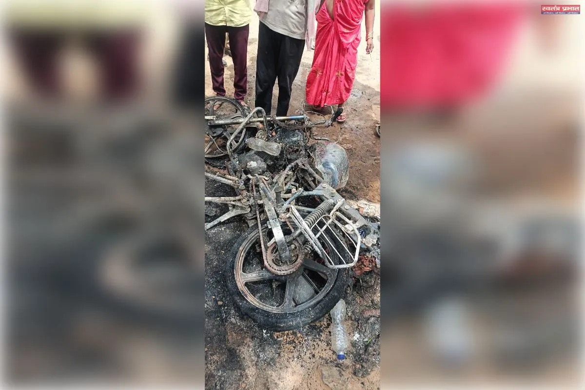 संदिग्ध परिस्थितियों में दुकान में लगी आग लाखों का सामान जलकर हुआ खाक।