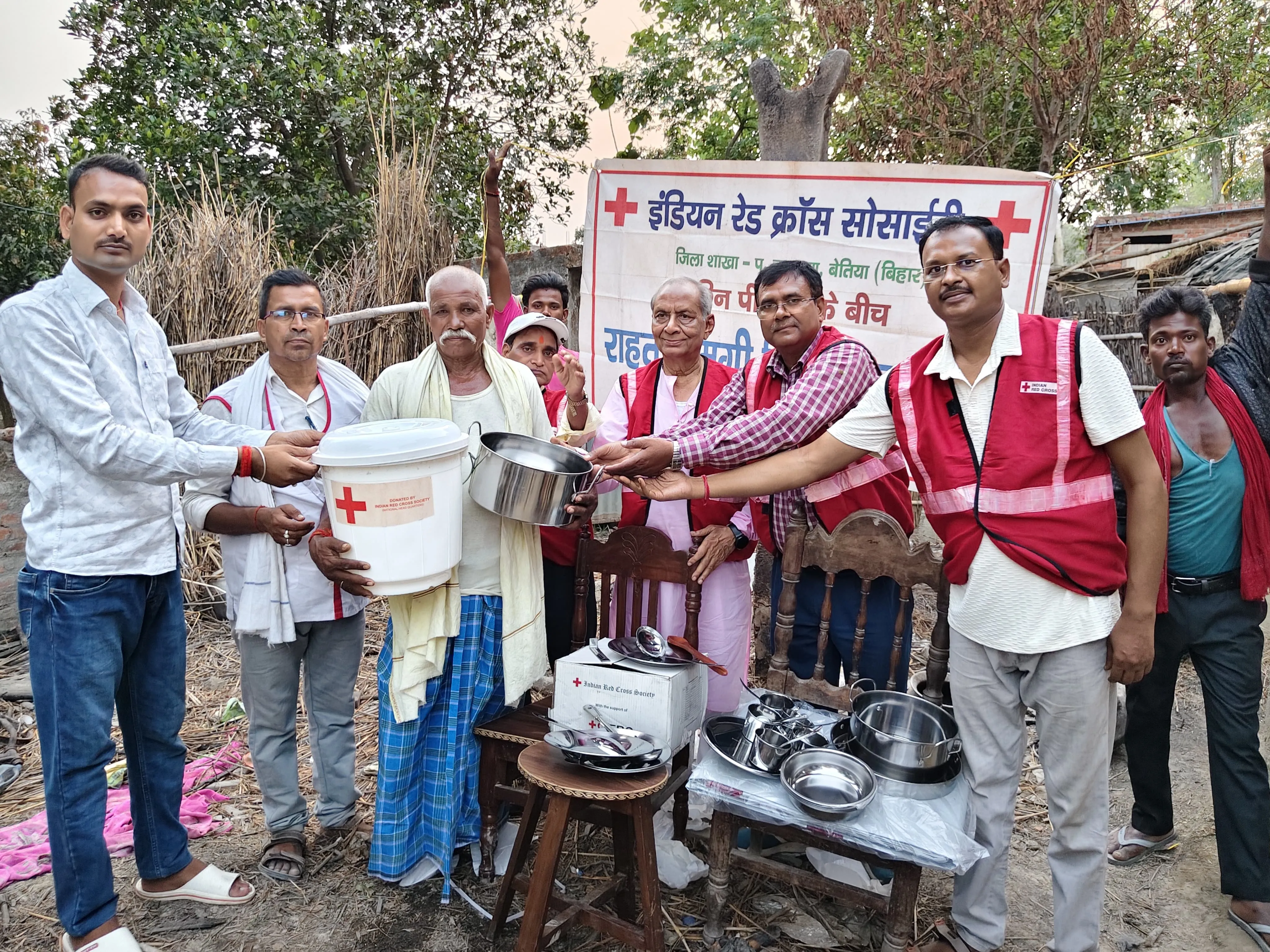 अग्नि पीड़ित को राहत सामग्री प्रदान