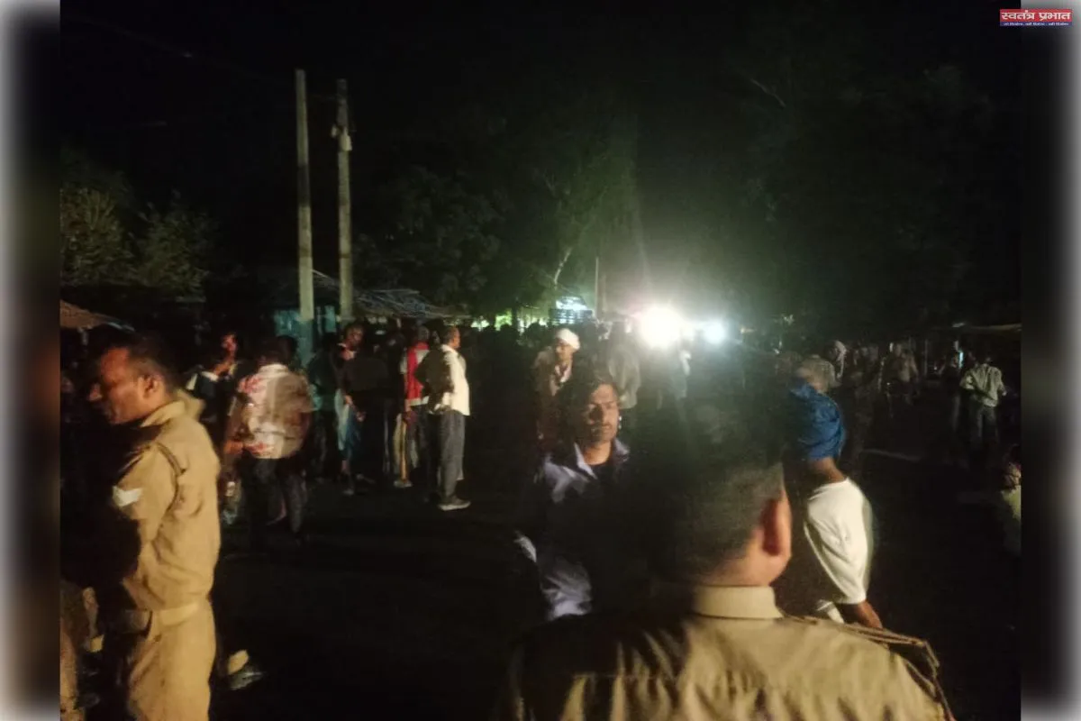 सड़क हादसे में युवक की मौत आक्रोशित ग्रामीणों ने किया मार्ग पर चक्का जाम शिओ के आश्वासन पर 3 घंटे बाद खुला जाम