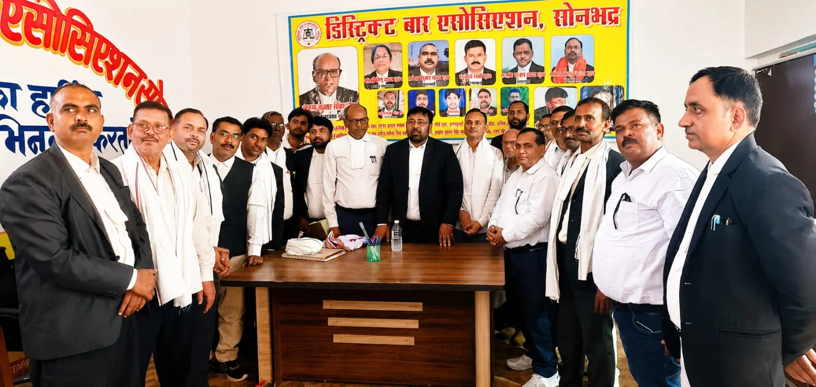 भीषण गर्मी को देखते हुए 15 वरिष्ठ अधिवक्ताओं को किया गया गमछा वितरण