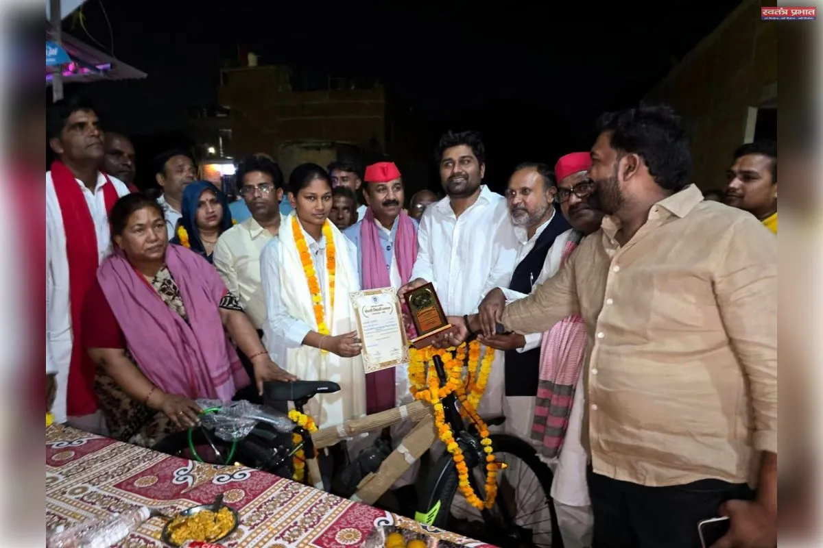 मेधावी छात्रा प्रांजलि को साइकिल देकर किया सम्मानित