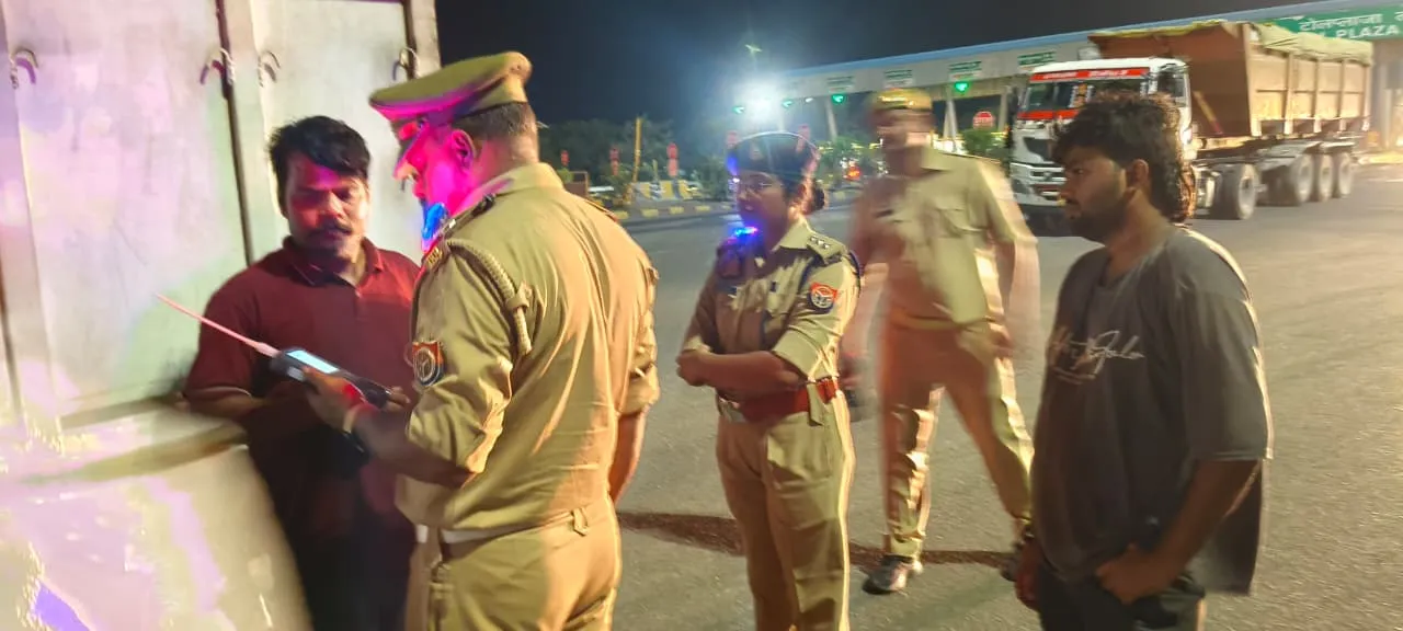 क्षेत्राधिकारी यातायात डॉ0 चारू द्विवेदी के नेतृत्व में लोढ़ी टोल प्लाज़ा व जनपदीय पुलिस द्वारा सघन चेकिंग आ अभियान, कियाड्रिंक एंड ड्राइव सहित विभिन्न यातायात नियम उल्लंघनों पर कार्यवाही