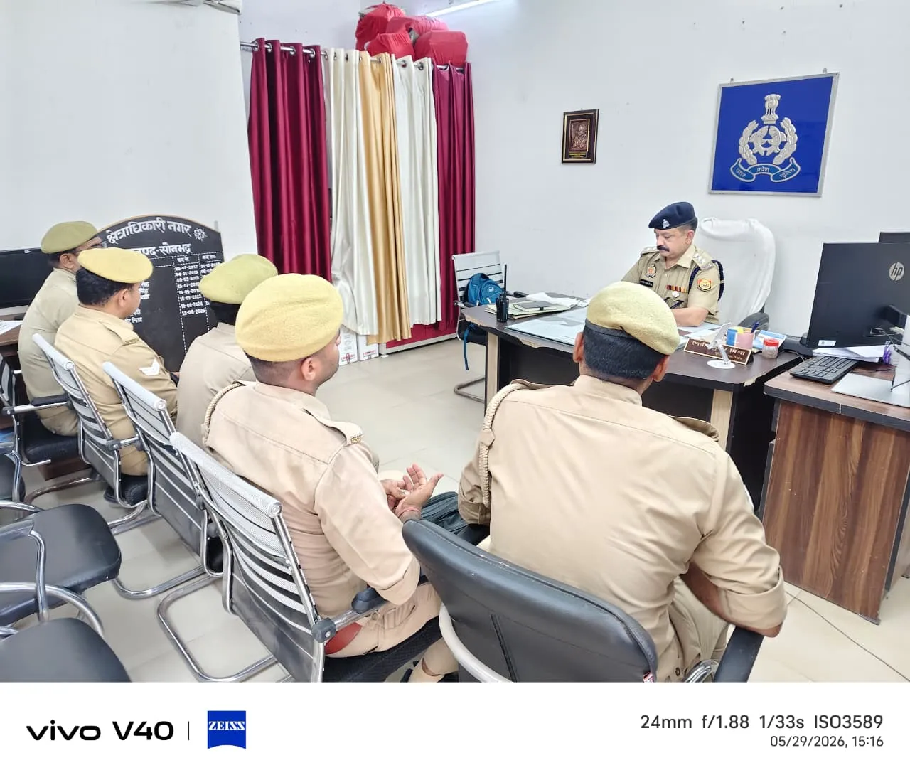 क्षेत्राधिकारी नगर द्वारा सर्किल क्षेत्रान्तर्गत थानों के पैरोकारों के साथ समीक्षा बैठक की गई आयोजित