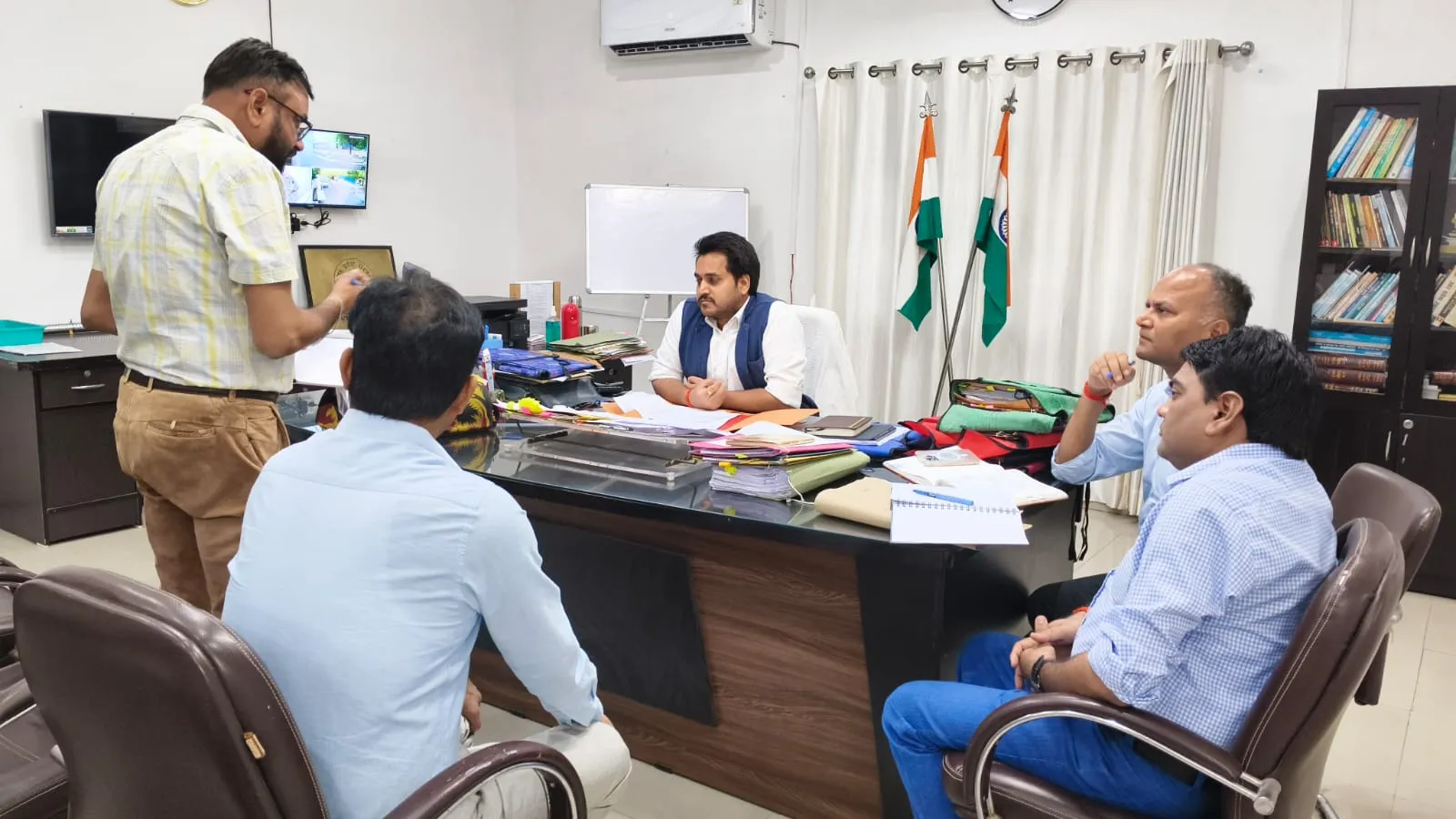 मेडिकल कॉलेज में बेहतर स्वास्थ्य सेवाओं हेतु मैनपावर एवं उपकरणों की उपलब्धता सुनिश्चित करने के निर्देश