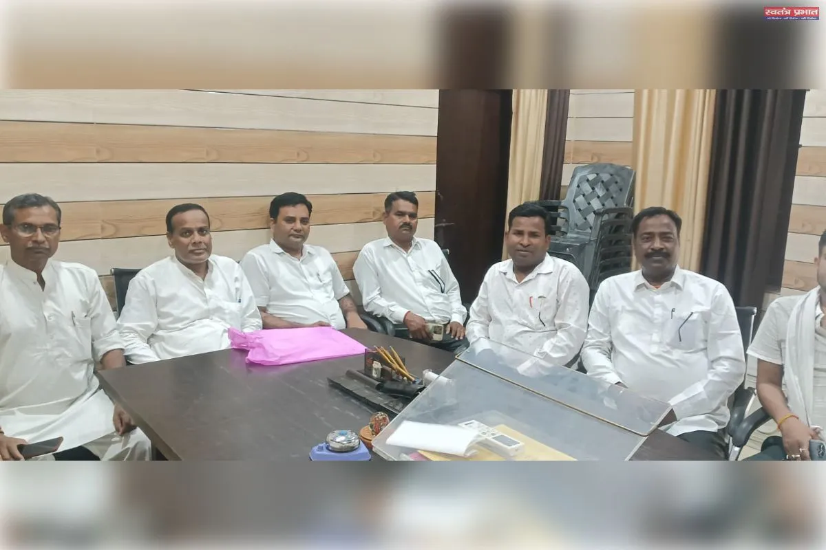 पत्रकारिता दिवस के अवसर पर भदपुरा ब्लॉक प्रमुख खंड विकास अधिकारी पत्रकारों को मिष्ठान खिलाकर बधाई दी 
