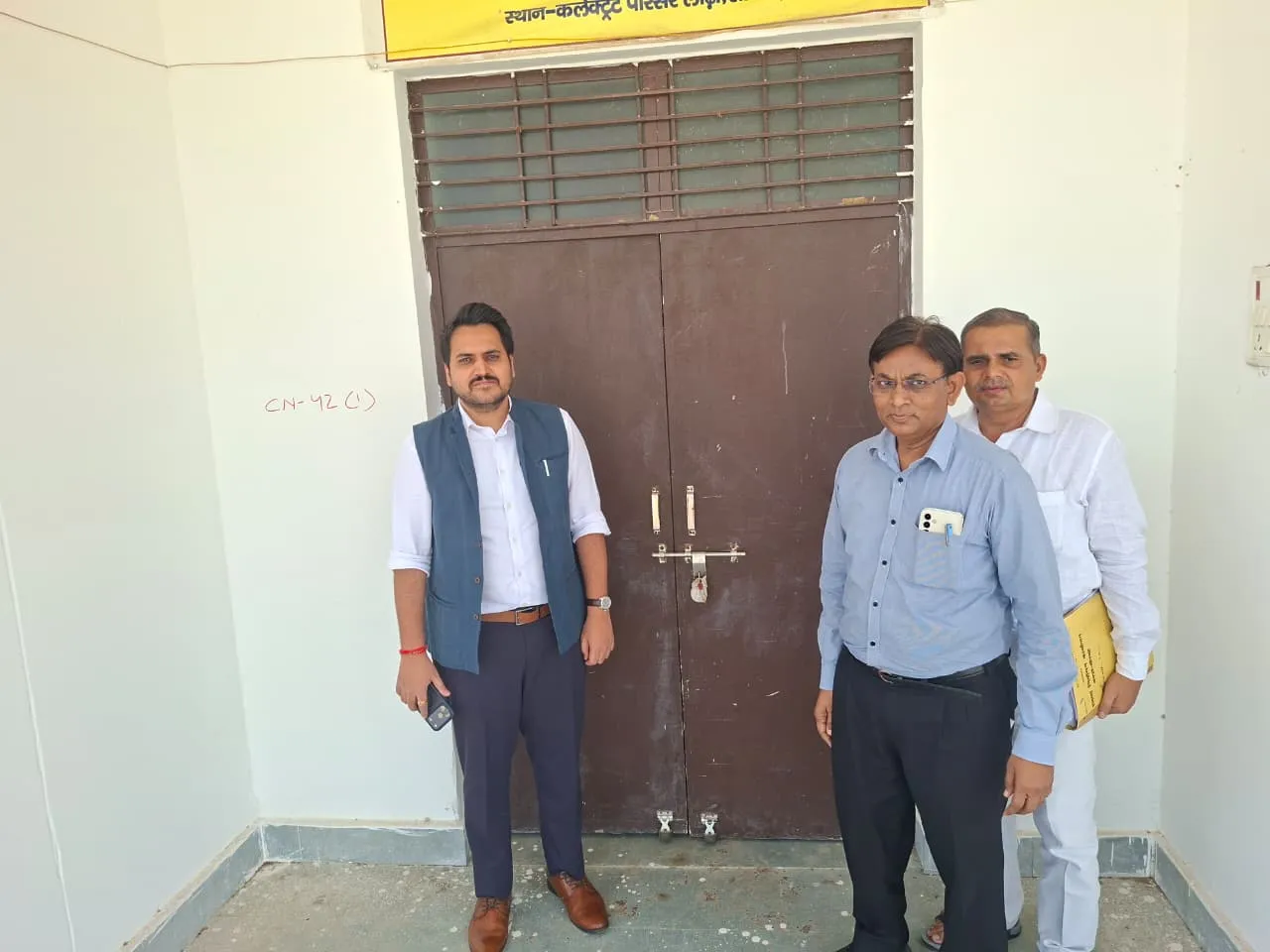 जिलाधिकारी  ने ई0वी0एम0 व वी0वी0 पैट गोदाम कक्ष का सी0सी0टी0वी0 के माध्यम से लिये जायजा, सम्बन्धित को दिये आवश्यक दिशा-निर्देश
