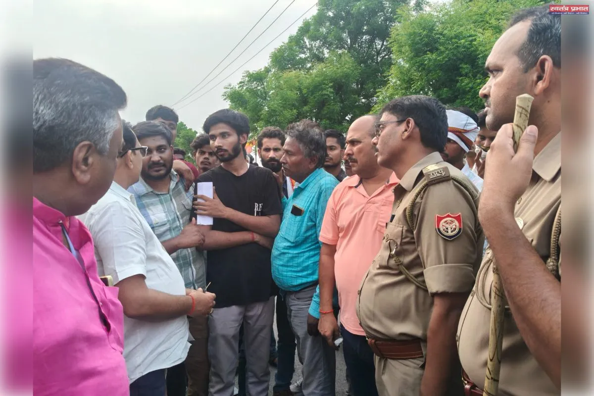 परिजनों द्वारा लगया गया जाम ।