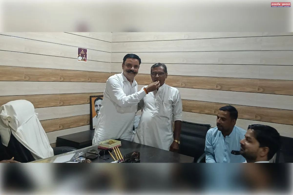 पत्रकारिता दिवस के अवसर पर भदपुरा ब्लॉक प्रमुख खंड विकास अधिकारी पत्रकारों को मिष्ठान खिलाकर बधाई दी
