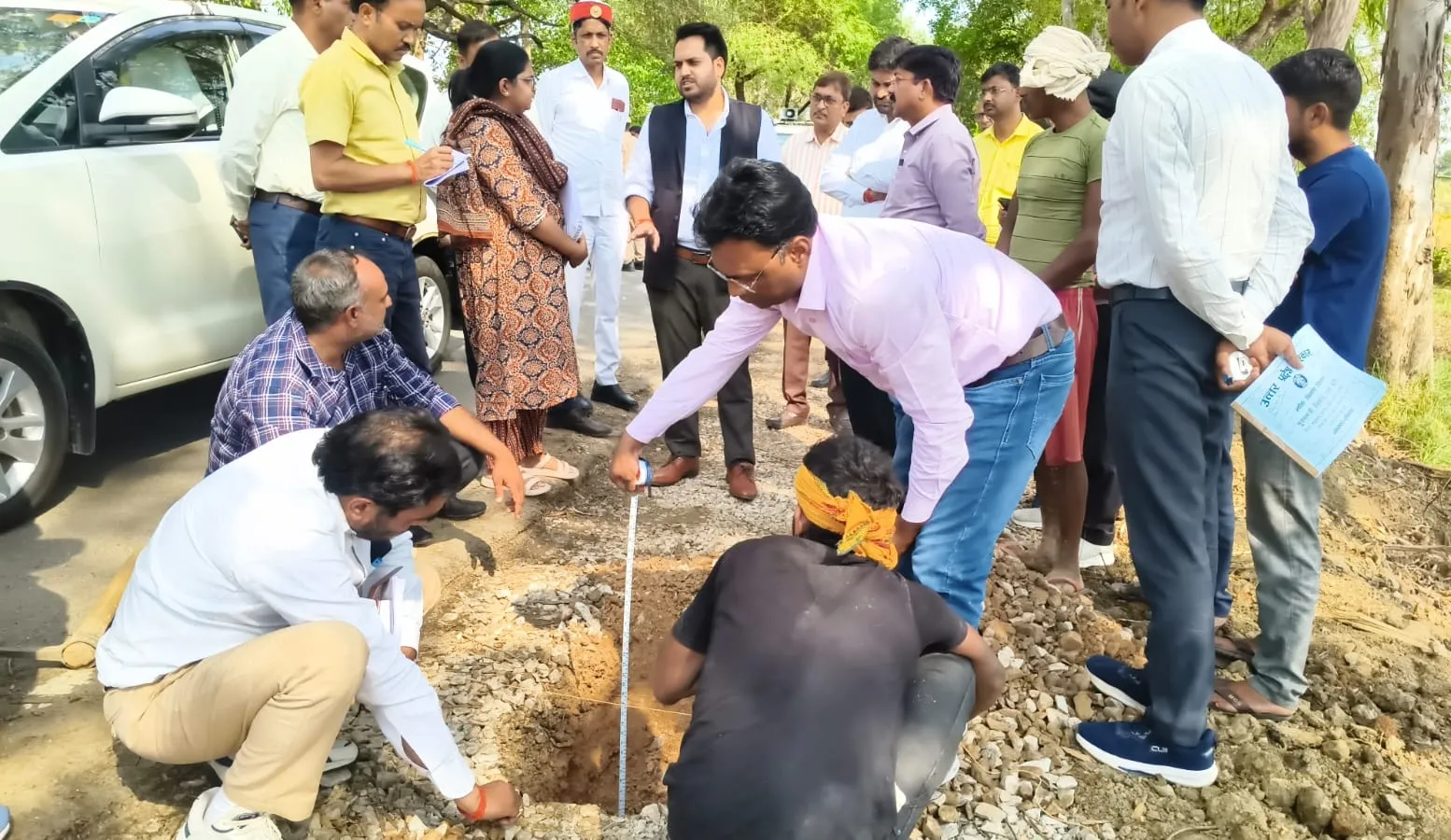 जिलाधिकारी चर्चित गोंड ने किया विकास कार्यों का औचक निरीक्षण,  दिये गुणवत्ता व समयबद्धता पर  जोर