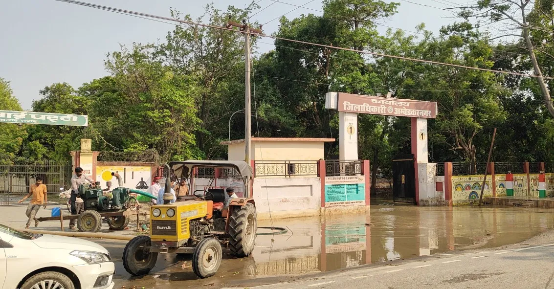 कलेक्ट्रेट परिसर से पंपसेट से निकाला गया पानी, नगर पालिका की खोखली व्यवस्था हुई उजागर