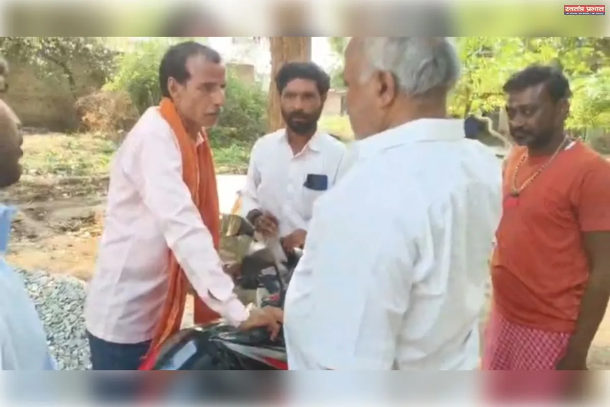 ग्राम पंचायत के नाली में कराया जा रहा है घटिया निर्माण 