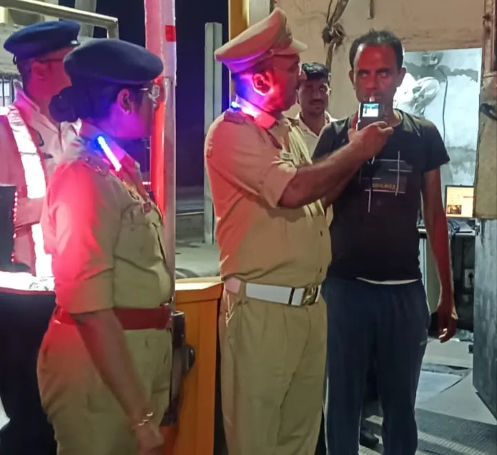 सोनभद्र पुलिस का ड्रिंक एंड ड्राइव के विरुद्ध अभियान जारी, यातायात नियमों का उल्लंघन करने वाले वाहनों पर की गई प्रभावी कार्यवाही