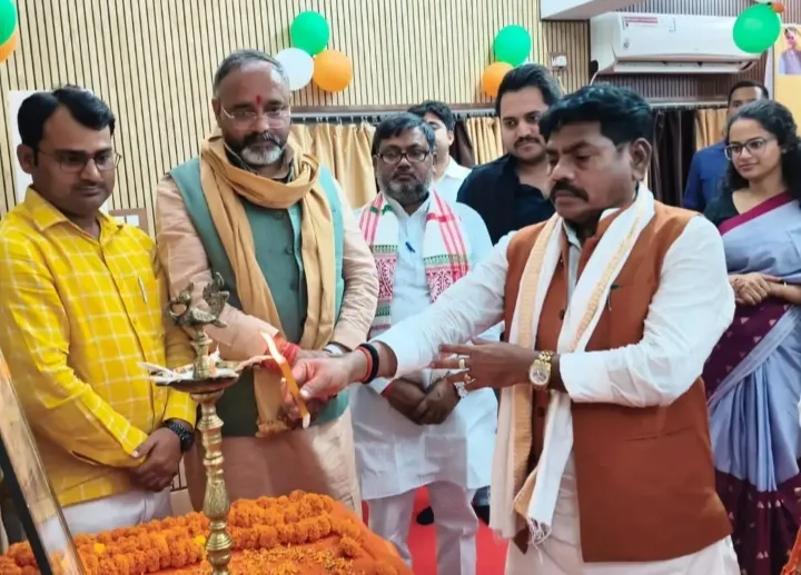 सोनभद्र कलेक्ट्रेट में गूंजा अनुदेशकों का अभिनंदन, मानदेय वृद्धि पर जिला प्रशासन ने आयोजित किया भव्य सम्मान समारोह