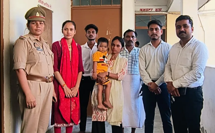 घर से भटकी नन्ही दीक्षा को मिला मां का आंचल, चाइल्ड हेल्पलाइन ने की  परिजनों किया प्रशंसा