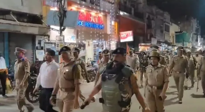 ईद-उल-अजहा (बकरीद) पर्व को सकुशल, शांतिपूर्ण एवं सौहार्दपूर्ण वातावरण में सम्पन्न कराये जाने हेतु सोनभद्र पुलिस अलर्ट, जनपद के विभिन्न थाना क्षेत्रों में किया गया फ्लैग मार्च एवं एरिया डोमिनेशन