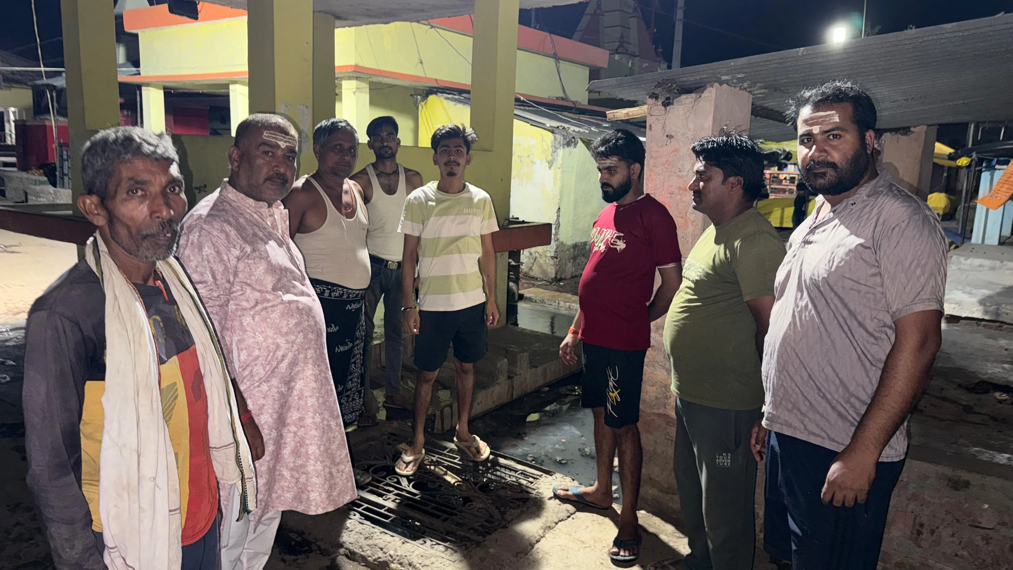शिवद्वार मंदिर पर नाली के समस्या को लेकर मंदिर व्यवस्थापक ने किया औचक निरीक्षण