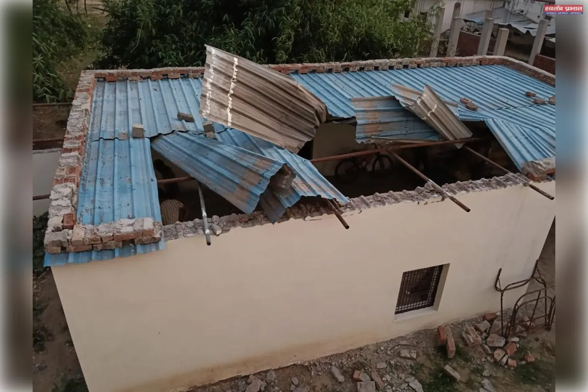 तेज आंधी तूफान में पेड़ पौधे मकान पर रखे गए टिन सेट हुए ध्वस्त