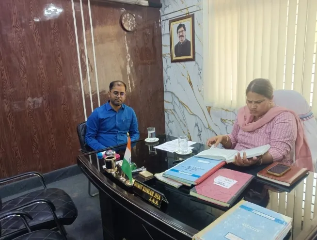 औचक निरीक्षण में सख्त दिखीं आयुक्त कुमुद सहाय, चंदवा अंचल कार्यालय को दी समयबद्ध सेवा और पारदर्शिता की नसीहत
