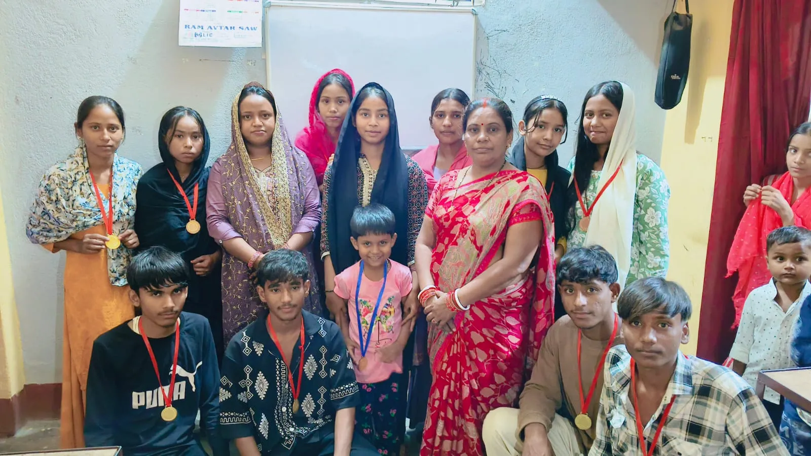 कमलवार में फेयरवेल की धूम, प्रथम श्रेणी से उत्तीर्ण छात्रों का सम्मान