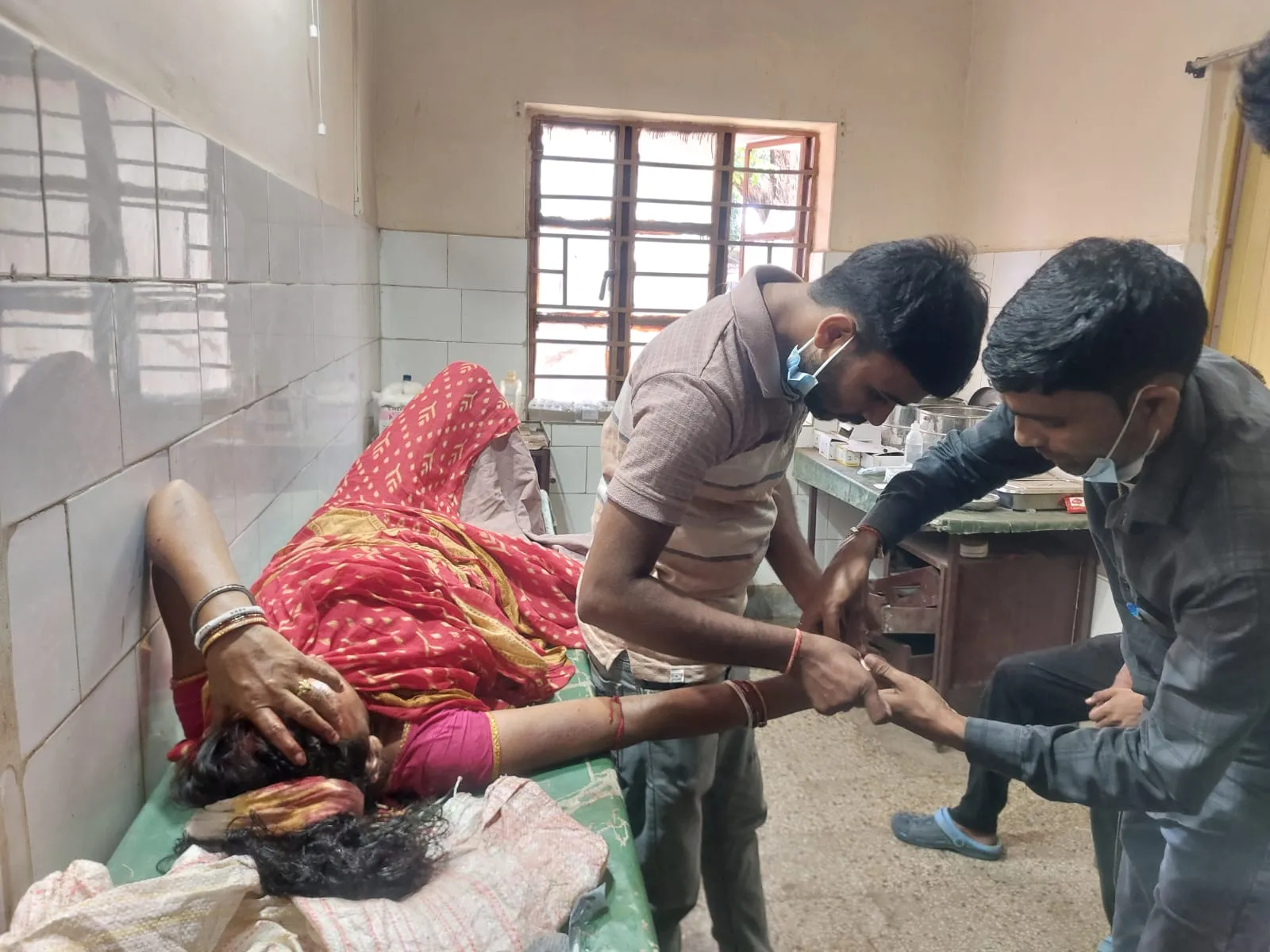 सड़क दुर्घटना में दो लोग हुए घायल सीएचसी में हुआ उपचार 