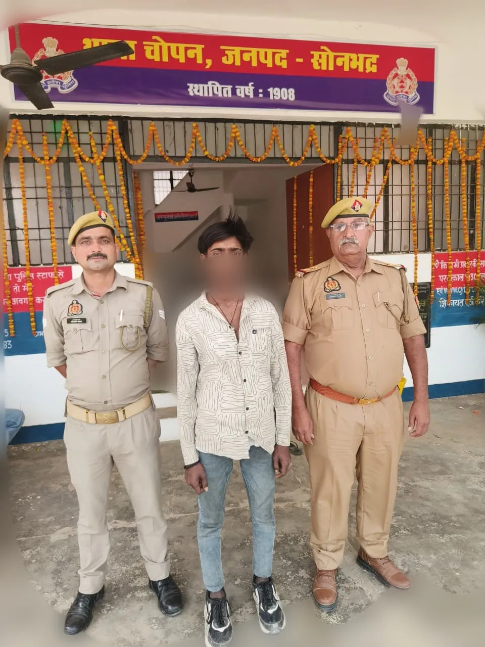 चोपन पुलिस को मिली बड़ी सफलता, चोरी के अभियोग से संबंधित वांछित अभियुक्त गिरफ्तार