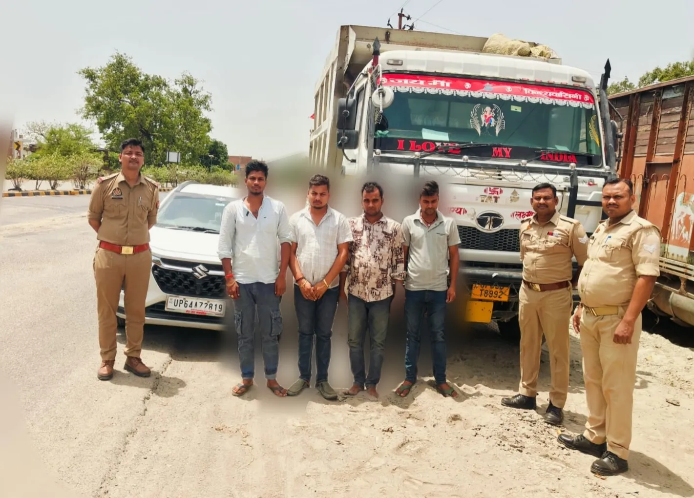 पासरों, अवैध परिवहन एवं नियम विरुद्ध संचालित वाहनों पर रॉबर्ट्सगंज पुलिस का बड़ा एक्शन, 04 अभियुक्त गिरफ्तार