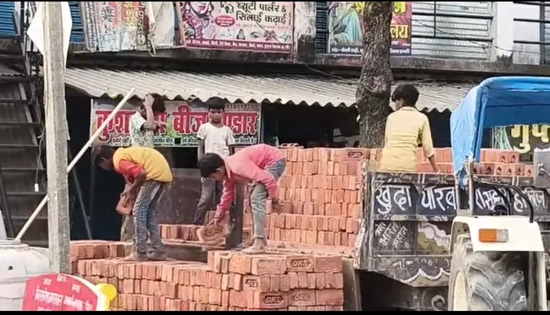 कुशीनगर: नाबालिग बच्चों से मजदूरी का वीडियो वायरल, जांच की उठी मांग