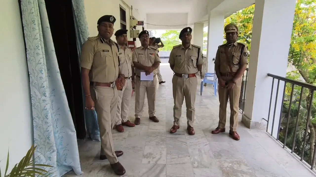 त्रिवेणीगंज एसडीपीओ कार्यालय का डीआईजी ने किया वार्षिक निरीक्षण, 450 लंबित कांडों के शीघ्र निष्पादन का दिया निर्देश