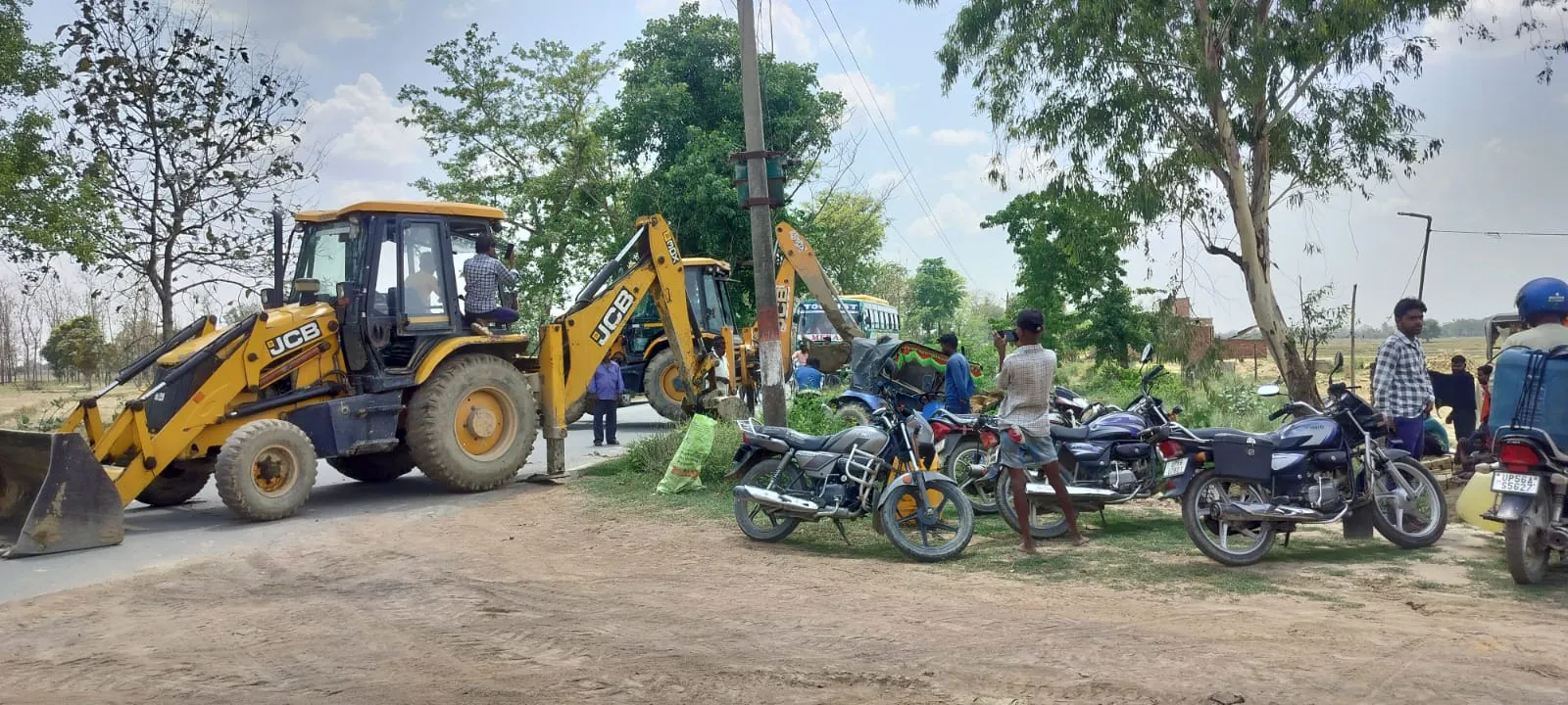 अनियंत्रित होकर गड्ढे में पलटी मिट्टी लदी ट्रैक्टर-ट्रॉली