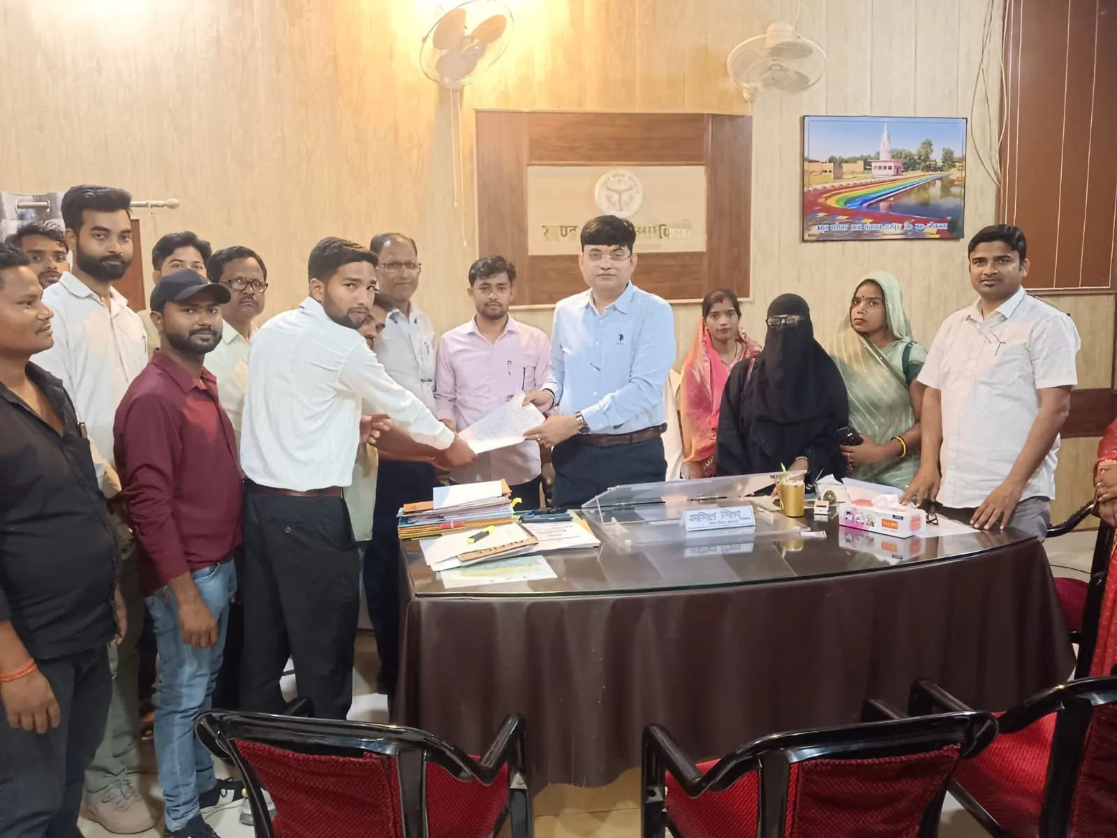 पंचायत सहायकों ने 11 सुत्रीय मांगों को लेकर बीडीओ को सौंपा ज्ञापन