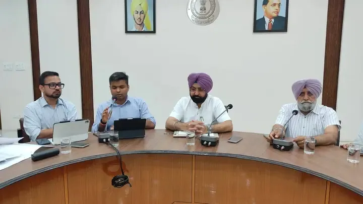 कैबिनेट मंत्री हरदीप सिंह मुंडियन ने विकास के कामों की प्रोग्रेस का रिव्यू किया