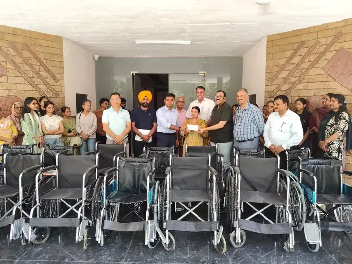 वर्धमान स्पेशल स्टील्स लिमिटेड ने ज़रूरतमंदों के प्रोस्थेटिक अंगों और खास ज़रूरतों वाले लोगों के लिए 20 व्हीलचेयर के लिए 10 लाख रुपये दिए