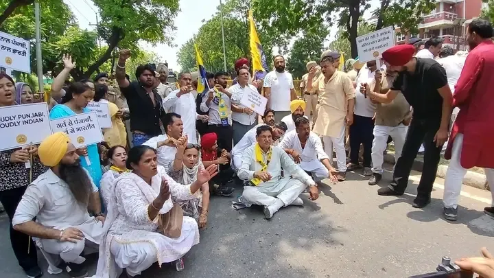 पंजाबियों के अपमान के खिलाफ आम आदमी पार्टी का जोरदार प्रदर्शन