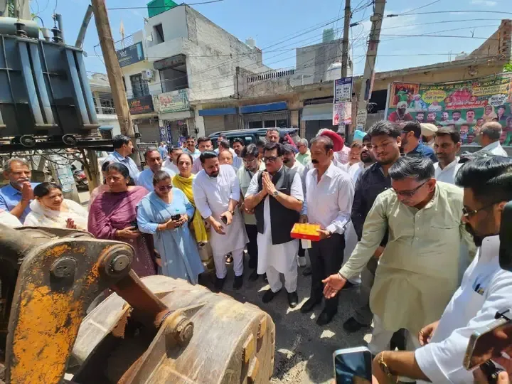 विधानसभा उतरी में 1.5 करोड़ रुपये की लागत से बनने वाली 22 फुटा रोड का विधायक मदन लाल बग्गा ने किया उदघाटन