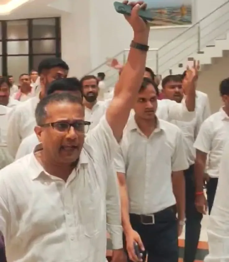एक तरफ चलती रही LDA की कार्यशाला, दूसरी तरफ सील होते रहे कोचिंग संस्थान