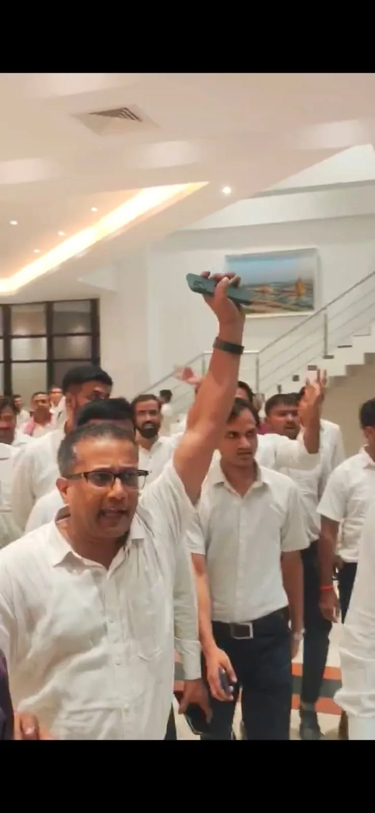 एक तरफ चलती रही LDA की कार्यशाला, दूसरी तरफ सील होते रहे कोचिंग संस्थान